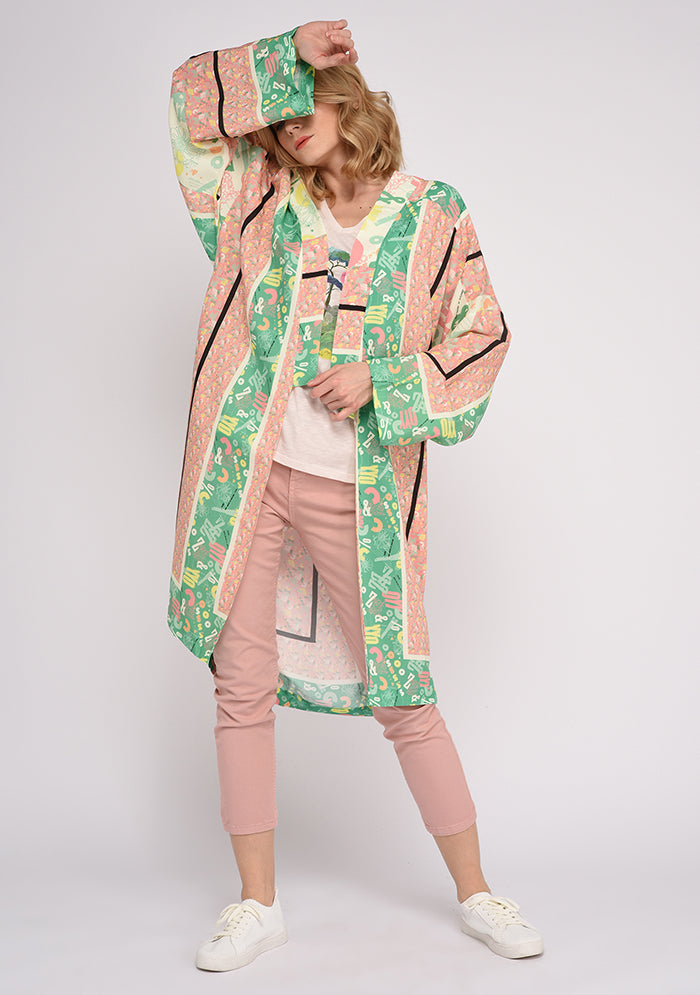 KIMONO LONG ET FLUIDE AVEC CEINTURE IMPRIMÉ TYPO VERT